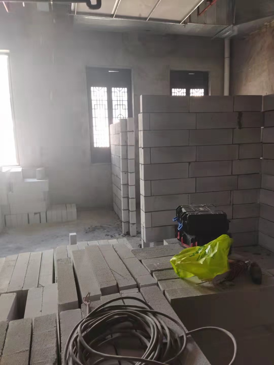 办公楼隔墙施工场景